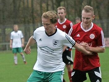 Ob Hannes Fischer (am Ball) künftig noch das Eberner Trikot tragen wird, ist unklar. Fest steht aber, dass er sein Amt als Spielertrainer niederlegt.  Fotos: Archiv