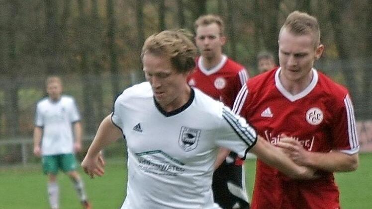 Ob Hannes Fischer (am Ball) künftig noch das Eberner Trikot tragen wird, ist unklar. Fest steht aber, dass er sein Amt als Spielertrainer niederlegt.  Fotos: Archiv