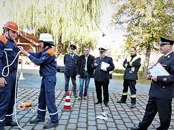 Bei der Übergabe des Abzeichens (von links) Sven Schüssler und Philipp Töpel, Vorsitzender Alfred Faßold, Bürgermeister Siegfried Decker, Kreisbrandmeister Rainer Bär, stellvertretender Kommandant Matthias Faßold und Kreisbrandinspektor Fritz Weinlein.  Foto: Werner Reißaus