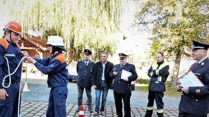 Bei der Übergabe des Abzeichens (von links) Sven Schüssler und Philipp Töpel, Vorsitzender Alfred Faßold, Bürgermeister Siegfried Decker, Kreisbrandmeister Rainer Bär, stellvertretender Kommandant Matthias Faßold und Kreisbrandinspektor Fritz Weinlein.  Foto: Werner Reißaus