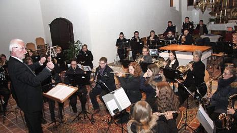 Wolfram Heinlein dirigiert das Orchester. Foto: Richard Sänger