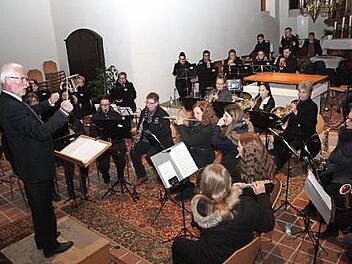 Wolfram Heinlein dirigiert das Orchester. Foto: Richard Sänger