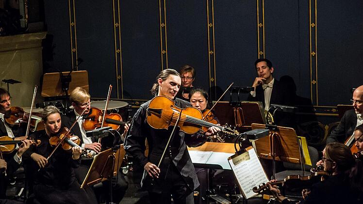 Begeisterten Applaus gab es für Sergey Malov als Solist und Dirigent und für das Philharmonische Orchester beim Sinfoniekonzert im Landestheater Coburg.Foto: Jochen Berger