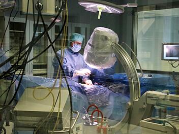 Operation in einem von drei neuen OP-Sälen in der Juraklinik Scheßlitz.   Fotos: Sebastian Schanz