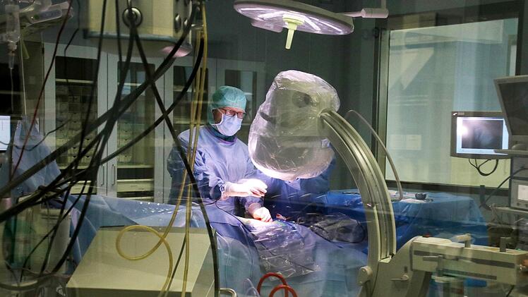 Operation in einem von drei neuen OP-Sälen in der Juraklinik Scheßlitz.   Fotos: Sebastian Schanz