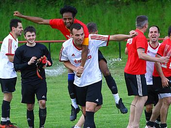 Mit einem 3:0-Sieg im Heimspiel gegen den SSV Peesten machte der BSC Kulmbach  am vorletzten Spieltag  die Rückkehr in die Kreisklasse perfekt - und das wurde  natürlich   ausgiebig gefeiert. Monika Limmer