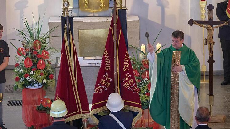 Die restaurierte Vereinsfahne wurde im Festgottesdienst zum Jubiläum neu geweiht.Andreas Lomb
