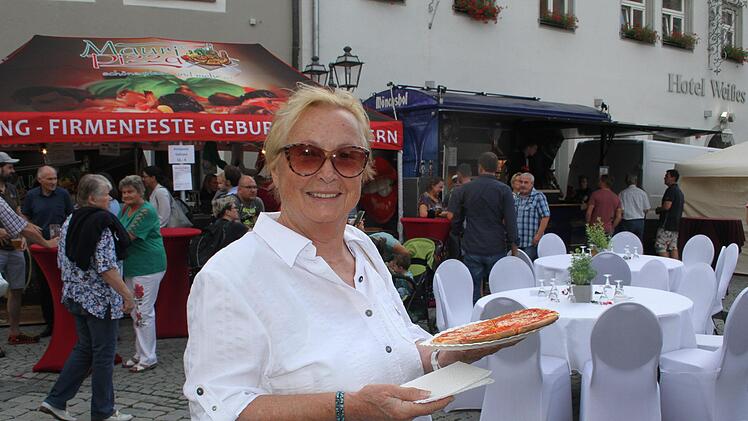 Johanna Bartel griff zu einer Pizza. Foto: Sonny Adam