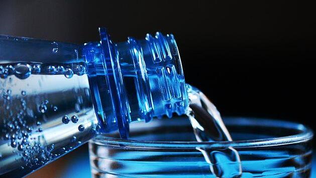 Speziell bei warmen Temperaturen ist es besonders wichtig viel zu trinken. Aus der eigenen Trinkflasche macht das noch mehr Spaß.  Symbolfoto: congerdesign/pixabay.com