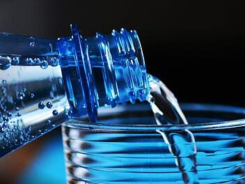 Speziell bei warmen Temperaturen ist es besonders wichtig viel zu trinken. Aus der eigenen Trinkflasche macht das noch mehr Spaß.  Symbolfoto: congerdesign/pixabay.com
