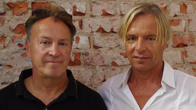 Rainer Trinkwalter (l.) und Hans-Joachim Barnickel verfolgen auch heute das Geschehen beim FC Kronach.  Foto: Marco Meißner