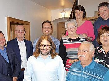 Gerhard Neubauer, Karin Zipfel, Peter Schnapka, Karin Wendel und Adele Müller (Erster bis Fünfte von rechts) wurden für 50- bzw. 25-jährige Mitgliedschaft beim ATSV Nordhalben geehrt. Dazu gratulierten Bürgermeister Michael Pöhnlein, Ehrenvorsitzender Rudolf Ruf, der scheidende Vorsitzende Christian Popp und der neue Vorsitzende Bernd Sorgenfrei (Erster bis Vierter von links).  Foto: Norbert Neugebauer