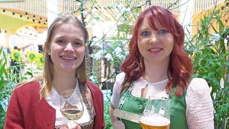 Anna-Lena Werb (links) und Kerstin Friedrich treten in Berlin als Weinprinzessin des Abt-Degen-Weintals und als Bierprinzessin auf. Sie kredenzen Wein und Bier und werben f&uuml;r die Region.  Foto: Sabine Mei&szlig;ner