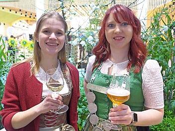 Anna-Lena Werb (links) und Kerstin Friedrich treten in Berlin als Weinprinzessin des Abt-Degen-Weintals und als Bierprinzessin auf. Sie kredenzen Wein und Bier und werben für die Region.  Foto: Sabine Meißner