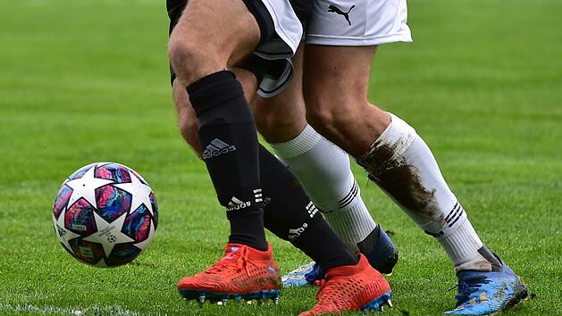 Derzeit ruht der Ball, im Winter kann dennoch gewechselt werden. Wie das abläuft, hat der BFV nun bekanntgegeben. Symbolfoto: Sportfoto Zink