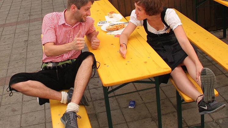 Einfach mal die Beine hochlegen: Bevor der große Ansturm kommt ist das für Jennifer Schulte und Frederic Hüwel noch möglich. Fotos: Julia Schilling