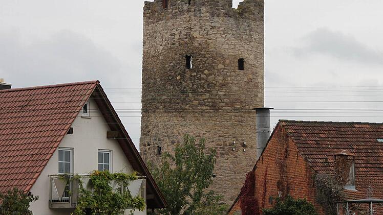 Der Hammelburger Baderturm: Das mittelalterliche Bauwerk soll eine Treppe und eine Aussichtsplattform erhalten und in einen architektonischen Rundweg einbezogen werden. Fotos: Markus Reeh