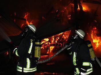 Gefährliche Einsätze: Die Atemschutzgeräteträger nehmen auch persönliche Gefahren in Kauf, wie hier in Diebach. Foto: Markus Reeh (Archiv)