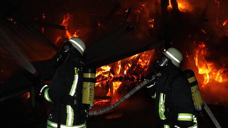 Gefährliche Einsätze: Die Atemschutzgeräteträger nehmen auch persönliche Gefahren in Kauf, wie hier in Diebach. Foto: Markus Reeh (Archiv)