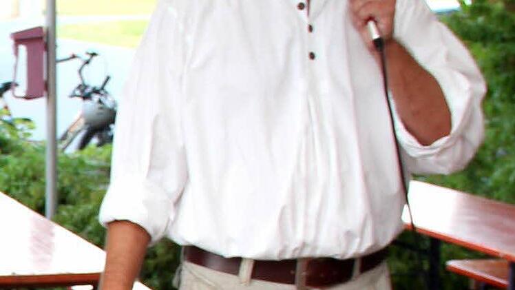 Bernd Schwarz begrüßt das Publikum in Biengarten