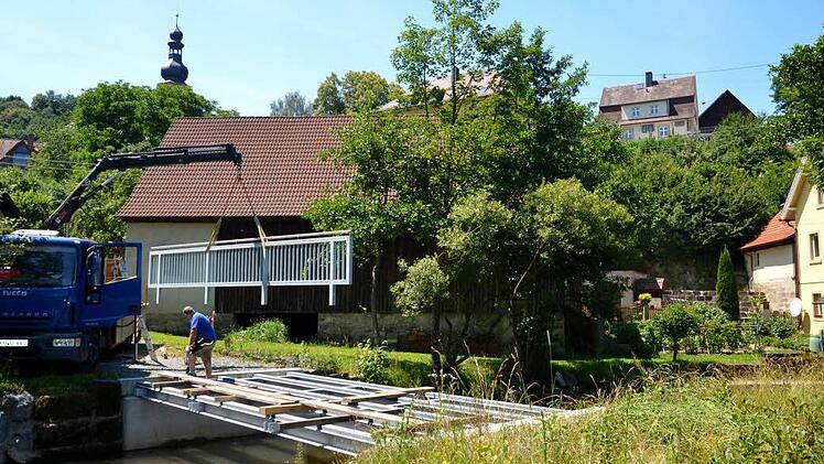 Stück für Stück wuchs in den vergangenen Tage die Brücke Richtung Feuln. Foto: Dieter Hübner
