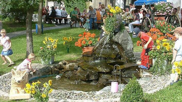 Die Ortsverschönerung haben sich die Nurner SV-Gymnastikdamen auf die Fahnen geschrieben. Der Brunnen in der Ortsmitte ist eines ihrer Projekte. Foto: Hans Franz
