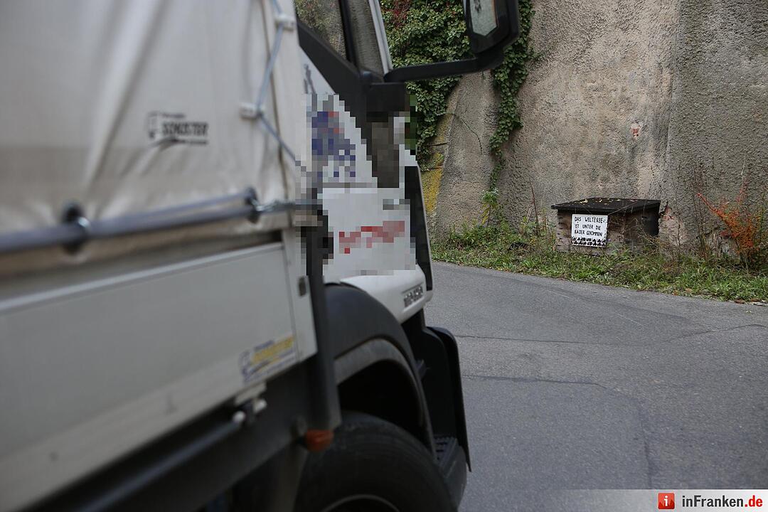 Irrfahrt durch Bamberger Altstadt endet fŸr Lkw festgefahren an Hauswand