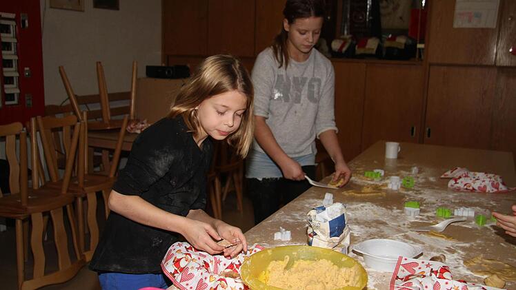 Marie Prechtl (9) und Maria Ständner (11) finden die Plätzchenaktion im Ludwigschorgaster Feuerwehrhaus einfach toll