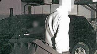 Dumm gelaufen: Ein Mann mit Mülltonne schlappt durchs Bild... Foto: Verkehrspolizei Bamberg