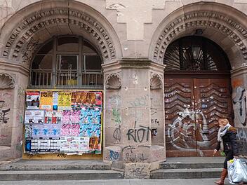 Zeugt noch von der alten Wildheit des KOMM: der hintere Bereich des Künstlerhauses. Foto: Nikolas Pelke