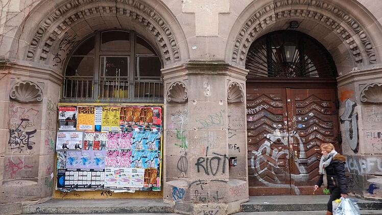 Zeugt noch von der alten Wildheit des KOMM: der hintere Bereich des Künstlerhauses. Foto: Nikolas Pelke
