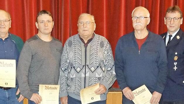 Die Geehrten mit den Vertretern der Ziegelangerer Feuerwehr (von links): Zweiter Kommandant Hans Werner, Wolfgang Zimmermann, Matthias Kremer, Karl Stößel, Walter Böttcher, Kommandant Jörg Oppermann und der Vorsitzende des Feuerwehrvereins, Achim Seufert  Foto: Freiwillige Feuerwehr Ziegelanger
