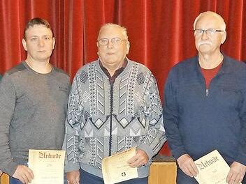 Die Geehrten mit den Vertretern der Ziegelangerer Feuerwehr (von links): Zweiter Kommandant Hans Werner, Wolfgang Zimmermann, Matthias Kremer, Karl Stößel, Walter Böttcher, Kommandant Jörg Oppermann und der Vorsitzende des Feuerwehrvereins, Achim Seufert  Foto: Freiwillige Feuerwehr Ziegelanger