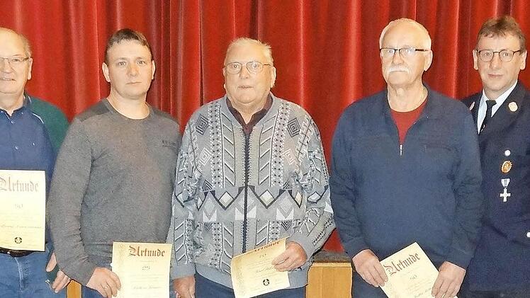 Die Geehrten mit den Vertretern der Ziegelangerer Feuerwehr (von links): Zweiter Kommandant Hans Werner, Wolfgang Zimmermann, Matthias Kremer, Karl Stößel, Walter Böttcher, Kommandant Jörg Oppermann und der Vorsitzende des Feuerwehrvereins, Achim Seufert  Foto: Freiwillige Feuerwehr Ziegelanger