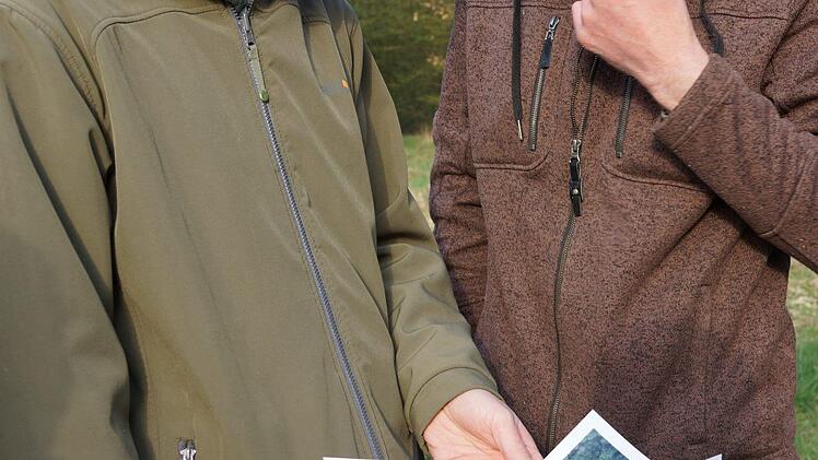 Franz Bechtold und Nils Ostermeier studieren den Lageplan mit den Rasterpunkten.Foto: Arkadius Guzy