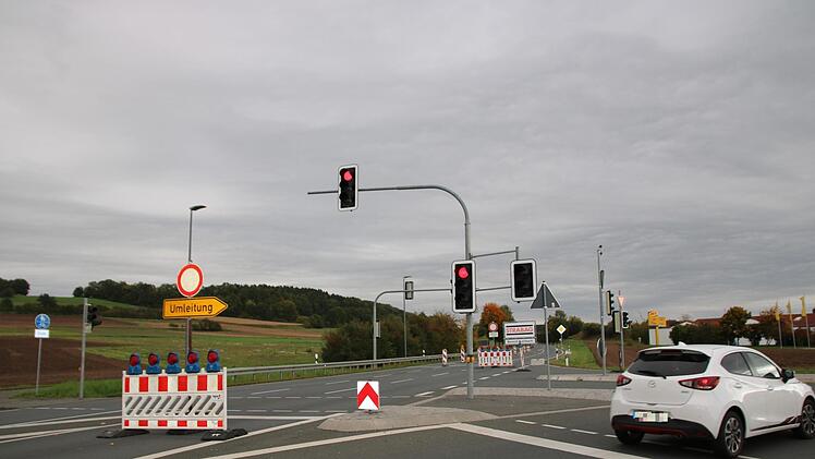 Seit zwei Wochen ist auch die B 289 Baustelle. Der Durchgangsverkehr wird durch Mainleus geleitet. "Davon profitieren wird nicht", sagt Heinz Hattel.