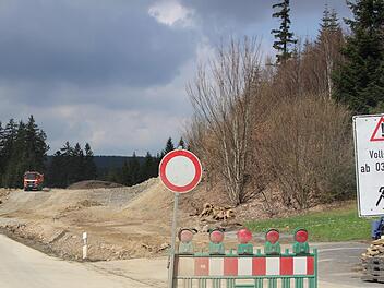 Am Ortsausgang von Hirschfeld geht es nicht mehr weiter. Die Kreisstraße nach Windheim wird vom Untergrund her neu aufgebaut und die Kurve erhält auch einen neuen Radius. Foto: Andreas Schmitt