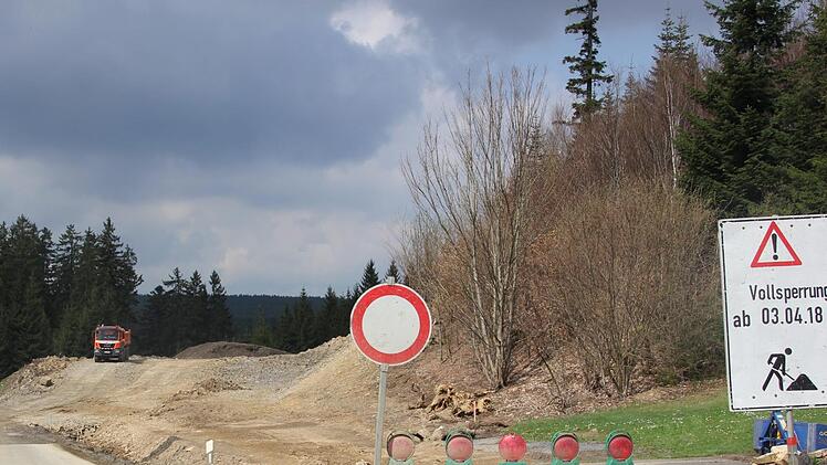 Am Ortsausgang von Hirschfeld geht es nicht mehr weiter. Die Kreisstraße nach Windheim wird vom Untergrund her neu aufgebaut und die Kurve erhält auch einen neuen Radius. Foto: Andreas Schmitt
