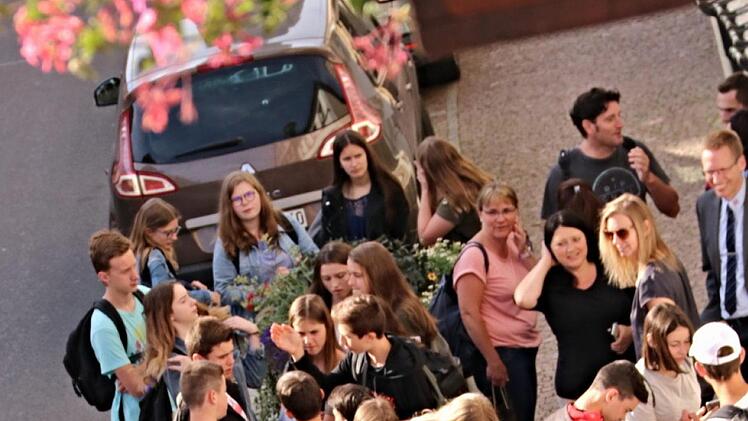 Bürgermeister Harald Pascher (vorne links) holt die Schülerinnen und Schüler vor dem Rathaus ab. Foto: Helmut Will
