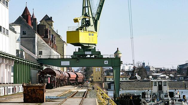 Ein Arbeitsplatz mit einem ganz eigenen Charme: Der Bamberger Hafen hat sich mit den Jahren stets gewandelt.  Foto: Matthias Hoch