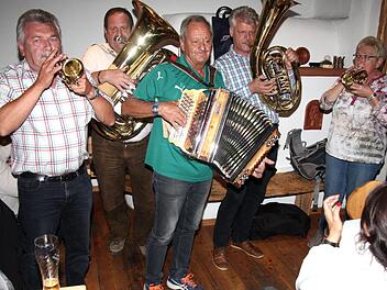 Gemeinsam musiziert sich's besser: Geselliger Hüttenabend der befreundeten Partnerstädte  Fotos: Richard Sänger
