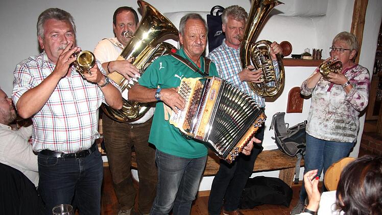 Gemeinsam musiziert sich's besser: Geselliger Hüttenabend der befreundeten Partnerstädte  Fotos: Richard Sänger