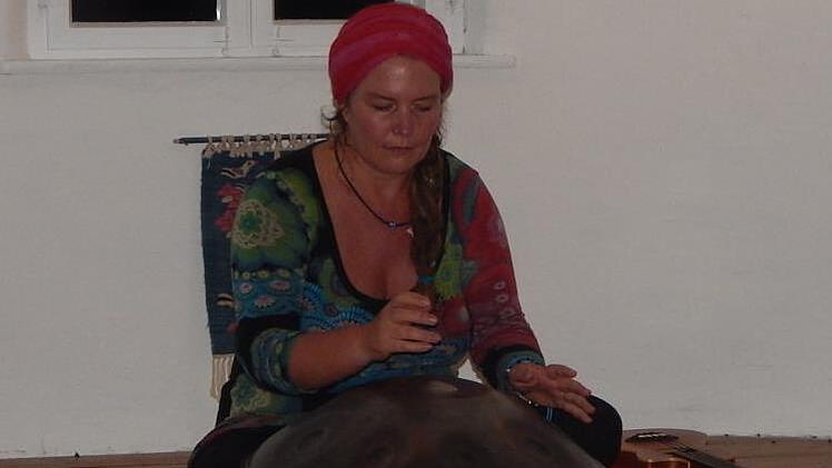 Einen außergewöhnlichen Konzertabend bescherte Sylvia Kirchherr den Besuchern im Blauen Haus in Döllnitz.