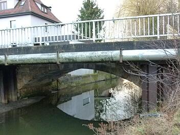 Was wird mit der maroden Brücke über die Röden in Einberg? Mit dieser Frage wird sich der Bausenat in Rödental noch beschäftigen müssen. Foto: Lothar Weidner