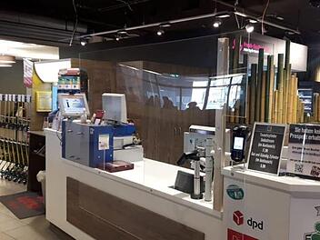 In allen Edeka-Schuler-Filialen ist Plexiglas an den Kassen angebracht worden. So will der Markt Kunden und Mitarbeiter gleichermaßen schützen. Foto: Facebook   E-Center Schuler Fürth Hornschuchcenter