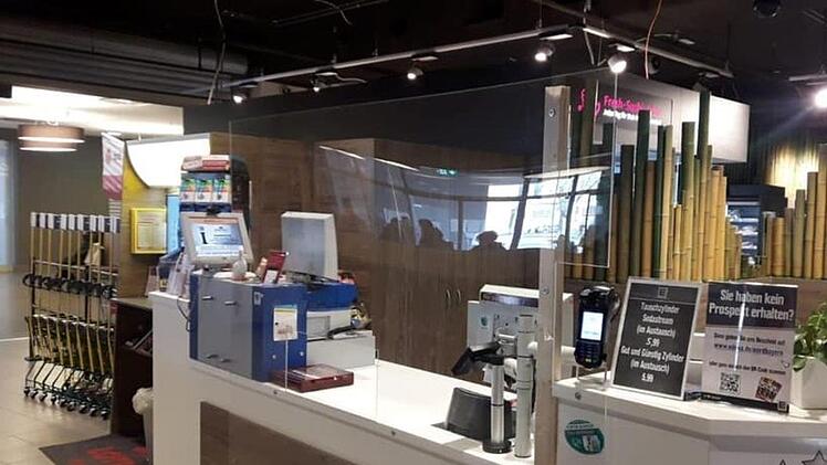 In allen Edeka-Schuler-Filialen ist Plexiglas an den Kassen angebracht worden. So will der Markt Kunden und Mitarbeiter gleichermaßen schützen. Foto: Facebook   E-Center Schuler Fürth Hornschuchcenter