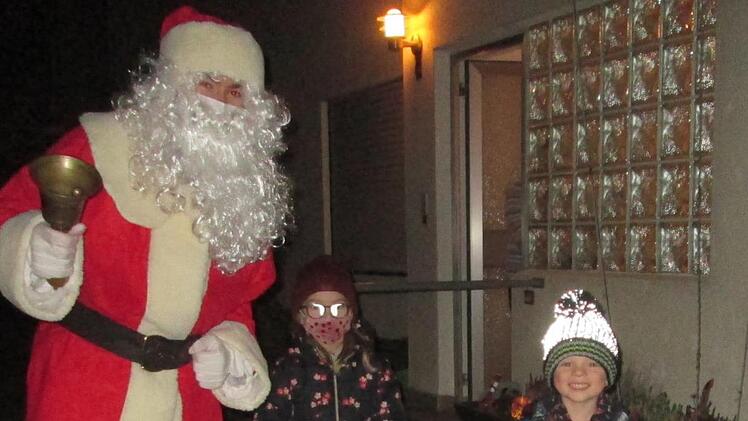 Der Nikolaus war willkommen bei klein und groß. Er überbrachte den Obereschenbacher Kindern Geschenktüten  und vermittelte damit weihnachtliche Vorfreude.     Foto: Winfried Ehling