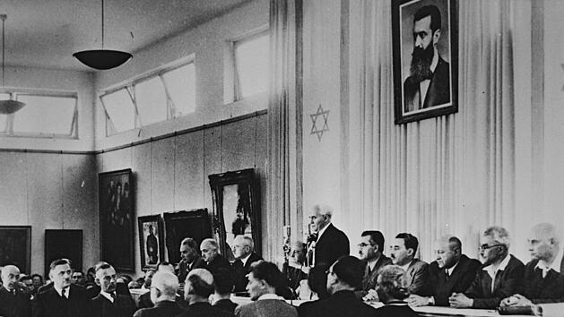 14. Mai 1948: David Ben-Gurion erkl&auml;rt die Unabh&auml;ngigkeit des Staates Israel unter einem Portr&auml;t Theodor Herzls.