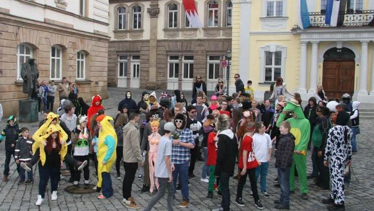 Barni Banani alias Christoph Barnickel (19) hat via Facebook zum Harlem Shake auf dem Kulmbacher Marktplatz eingeladen - und mehr als 300 Tänzer, teils in abenteuerlichen Kostümen, und Schaulustige kamen zu dem "Flashmob" der besonderen Art