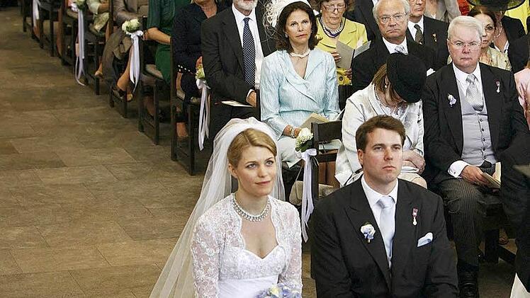 Das schwedische Königspaar und weitere Vertreter des europäischen Hochadels erlebten es mit, als sich Erbprinz Hubertus von Sachsen-Coburg und Gotha und seine Frau Kelly von Sachsen-Coburg und Gotha vor dem Altar der Morizkirche das Ja-Wort gaben.